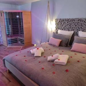 Un dormitorio con una cama grande con rosas. en CosyVilla - Spa Sauna Hammam, 