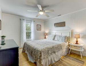 um quarto com uma cama e uma ventoinha de tecto em Casa di Spiaggia Tybee em Tybee Island
