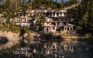 un grupo de casas en una colina junto a un río en Offto Resort Hunza, en Hunza
