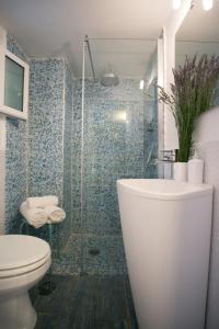 ローマにあるVaticanHouseのバスルーム(シャワー、トイレ、洗面台付)