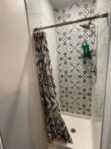 y baño con ducha y cortina de ducha. en The Lafayette 'Tiny Home' Apartment, en Lafayette