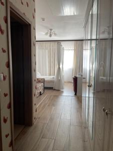 una habitación con un vestido de novia en la ventana en Hotel Prestige, en Alba Iulia