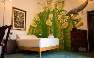 ein Schlafzimmer mit einem Bett und einem Wandgemälde in der Unterkunft Casa Bahia in La Paz