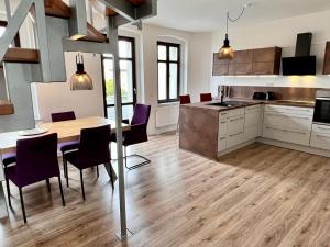 - une cuisine et une salle à manger avec une table et des chaises dans l'établissement Apartment Kander, à Görlitz