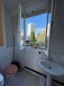 Ένα μπάνιο στο Appartement calme et lumineux