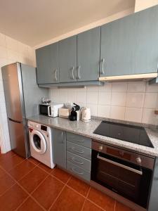 cocina con nevera y lavadora en Apartamento Eulália, en Albufeira