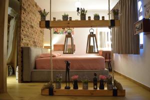 een slaapkamer met een bed en bloemen op een tafel bij Frequency 286 Tiranë in Tirana
