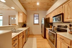 ショー・ローにあるFurnished Deck and Grill Wooded Torreon Cabinのギャラリーの写真
