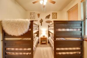 ショー・ローにあるFurnished Deck and Grill Wooded Torreon Cabinの二段ベッド2組が備わる2名用の客室です。
