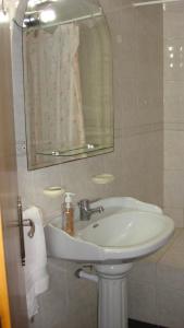 y baño con lavabo y espejo. en Casa de Férias Azeitão, en Azeitão