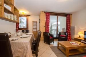 sala de estar con mesa y comedor en Cosy cocoon in the heart of Chamonix, en Chamonix-Mont-Blanc