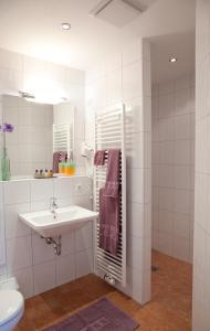 ein weißes Bad mit einem Waschbecken und einem WC in der Unterkunft B&B Appartements Bischof & Bürk GbR in Tuttlingen