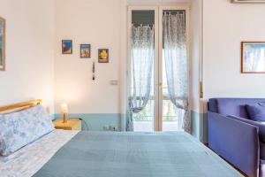 - une chambre avec un lit et un canapé violet dans l'établissement Praedia, à Scafati