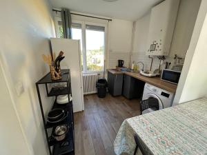 A kitchen or kitchenette at Cozy home&garden (Paris/Disney)