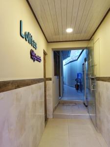 an entrance to a lobby with a sign on the wall at Lolitas Alojamiento Quillacollo in Cochabamba
