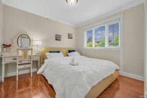 1 dormitorio con cama, escritorio y espejo en Luxurious Getaway in Vancouver-Private room with attached bathroom en Vancouver