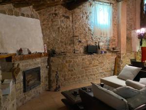 a living room with a couch and a stone wall at La Cabaña 