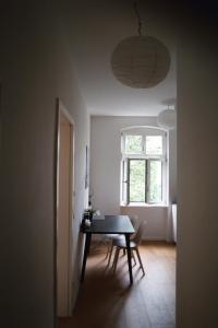 een eetkamer met een tafel en een raam bij Room in the center of Berlin in Berlijn