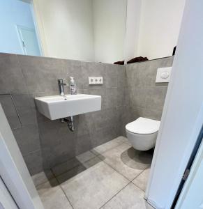 een badkamer met een wastafel en een toilet bij Room in the center of Berlin in Berlijn