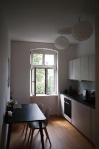 een keuken met een tafel en een raam bij Room in the center of Berlin in Berlijn