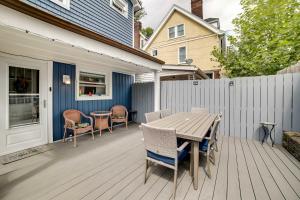 una terraza de madera con mesa y sillas de madera en Pet-Friendly Home - 100 Feet to Walnut Street en Pittsburgh