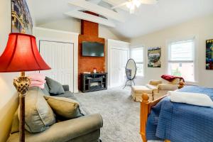 sala de estar con cama y lámpara roja en Pet-Friendly Home - 100 Feet to Walnut Street en Pittsburgh