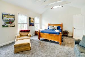 een slaapkamer met een bed, een stoel en een bank bij Pet-Friendly Home - 100 Feet to Walnut Street in Pittsburgh