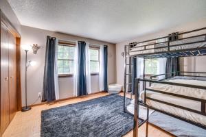 1 dormitorio con 2 literas y alfombra en Illinois Cabin with Wraparound Deck and Fireplaces, 