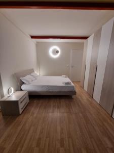 a bedroom with a bed and a table in it at Comodo Loft Centro a Jesolo Lido - Free Beach place a 1 minuto!!! in Lido di Jesolo