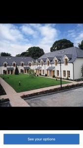 uma imagem de uma grande casa branca em Heyward mews holiday homes em Dublin