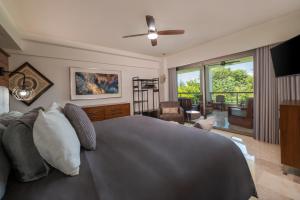 una camera con un grande letto e un ventilatore a soffitto di Romantic getaway next to the beach a Cancún