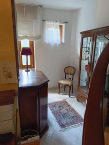 a room with a desk and a chair in a room at Appartamento in corte in Mozzecane