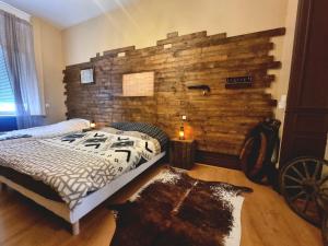 a bedroom with a bed and a wooden wall at Le Mc Fly in Hénin-Beaumont