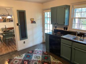 A kitchen or kitchenette at The Blue Dog House