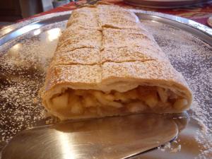 a pie sitting on a pan with a spatula at Country House La Perla del Sile in Sant'Elena di Silea