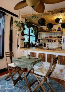 Kuchyň nebo kuchyňský kout v ubytování Cozy AF Jungle-House Hideaway