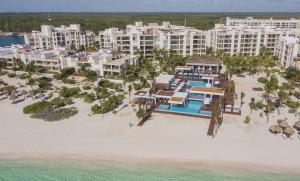 een luchtzicht op een resort op het strand bij Romantic getaway next to the beach in Cancun