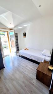 Schlafzimmer mit einem Bett und Holzboden in der Unterkunft Apartman Tutti in Šibenik