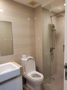 y baño con aseo, lavabo y ducha. en One Bukit Ceylon Hosted by TCL Home 9062, en Kuala Lumpur