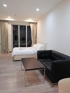 um quarto de hotel com uma cama e um sofá em One Bukit Ceylon Hosted by TCL Home 9062 em Kuala Lumpur