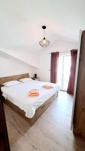 ein Schlafzimmer mit einem Bett mit zwei Handtüchern darauf in der Unterkunft Apartman Tutti in Šibenik
