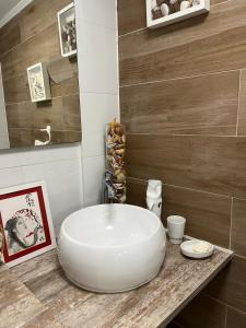 La salle de bains est pourvue d'un grand lavabo blanc sur un comptoir. dans l'établissement Casa Vacacional La Coruña, à Culleredo