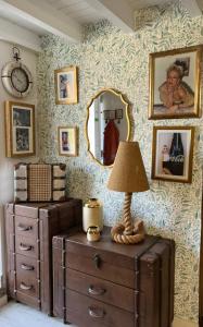 um quarto com uma cómoda com um candeeiro e um espelho em Casa Vacacional La Coruña em Culleredo