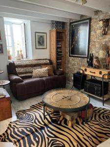 ein Wohnzimmer mit einem Sofa und einem Tisch in der Unterkunft Casa Vacacional La Coruña in Culleredo