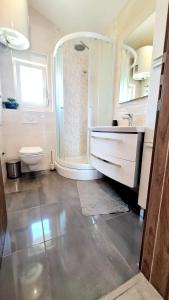 Un baño con ducha, lavabo e inodoro. en Apartman Tutti, en Šibenik 24 fotos más
