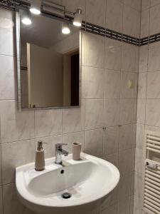 y baño con lavabo blanco y espejo. en GoetheApartment, en Frankfurt