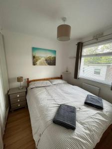 A bed or beds in a room at Cosy Chalet for Snowdonia