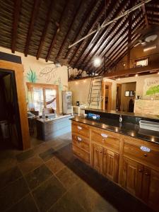 uma grande cozinha com armários de madeira e uma bancada em Urbanos Hostel em Santa Catalina