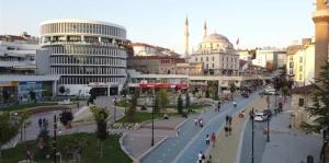 uma rua em uma cidade com pessoas andando na rua em brilliant hotel em Bolu