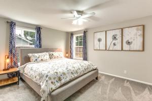 um quarto com uma cama e uma ventoinha de tecto em Charming Eugene Home with Fire Pit 8 Mi to UO! em Eugene